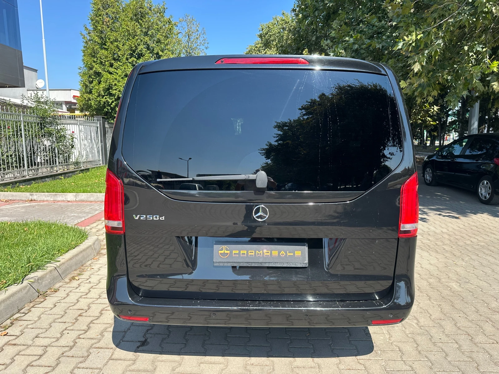 Mercedes-Benz V 250 d Extralong 7+ 1 Места Burmester 360, снимка 4 - Бусове и автобуси - 55796861
