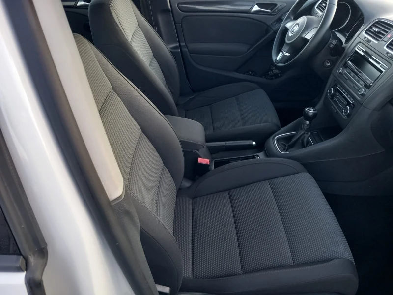 VW Golf 1.6TDI, снимка 8 - Автомобили и джипове - 52914271