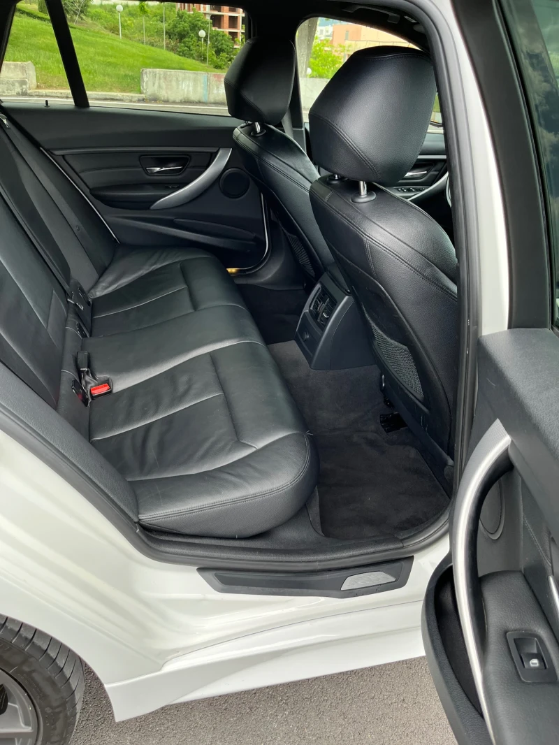 BMW 330 XDrive* M-Pack* KeyLess* Navi* , снимка 8 - Автомобили и джипове - 52920371