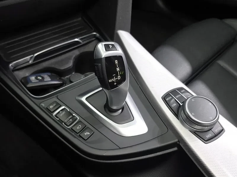 BMW 320 M Sports Premium, снимка 9 - Автомобили и джипове - 56071452