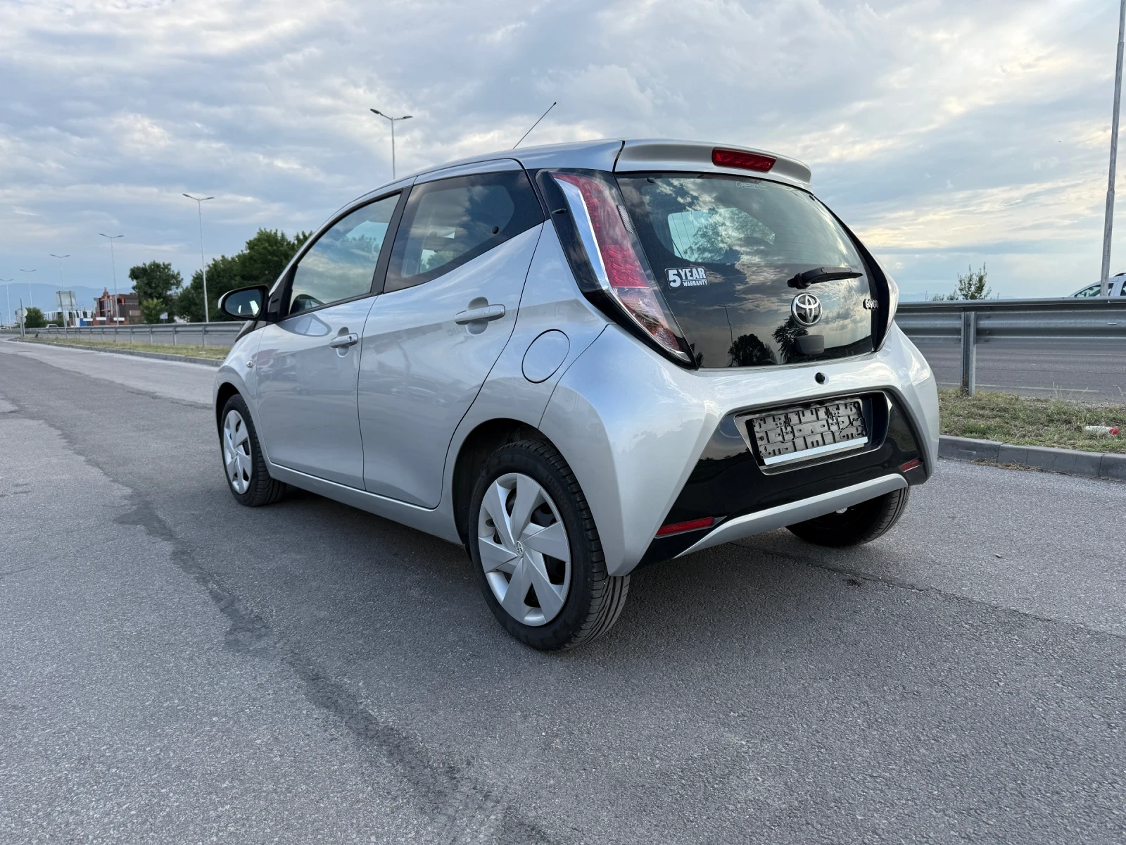 Toyota Aygo 1.0VVT-I* АВТОМАТИК* LED* NAVI* БЕЗУПРЕЧНА* EURO6B - изображение 4