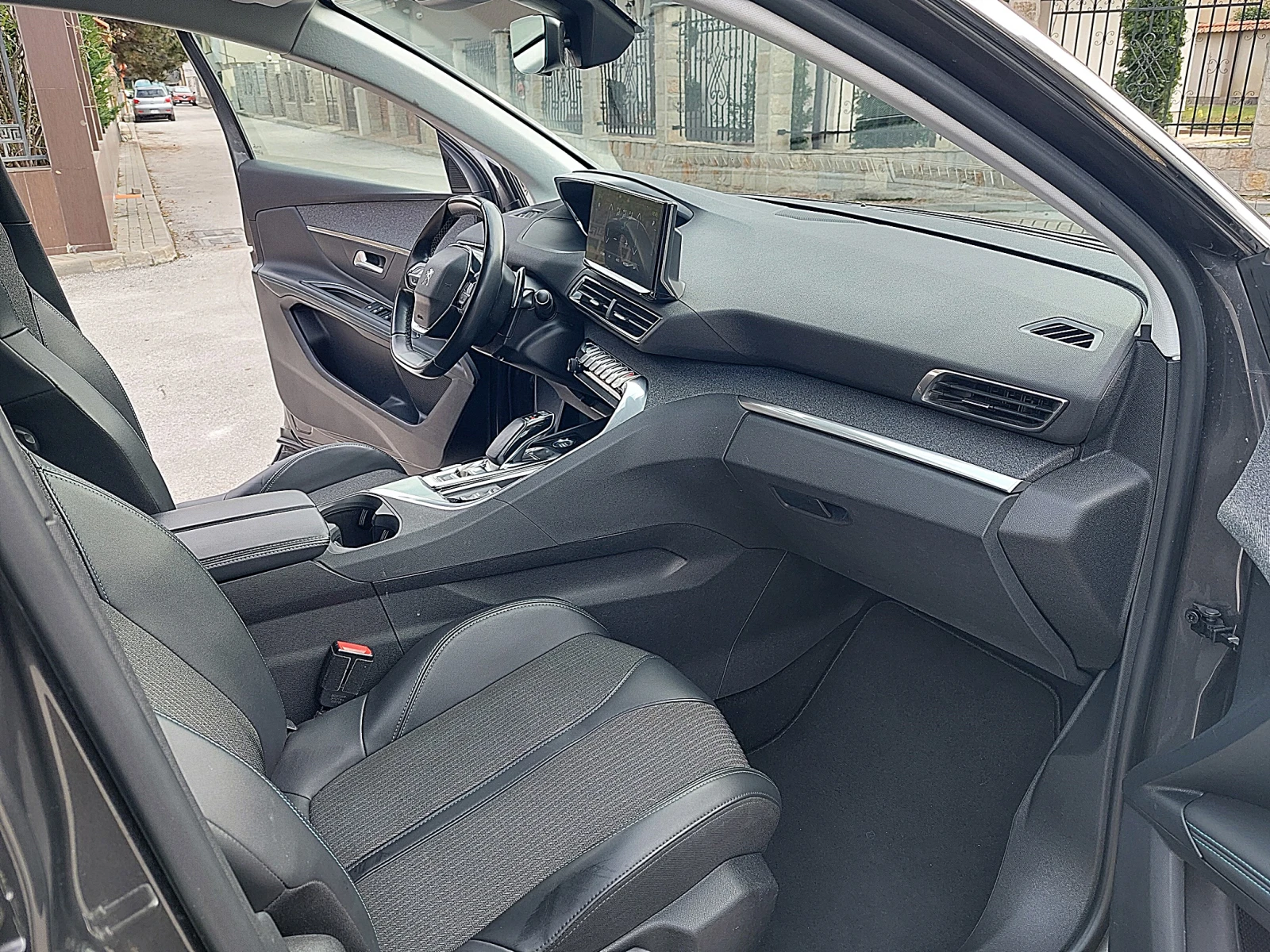 Peugeot 3008 New Line GT 1.6 Plug-in HYBRID e-EAT8 - изображение 9