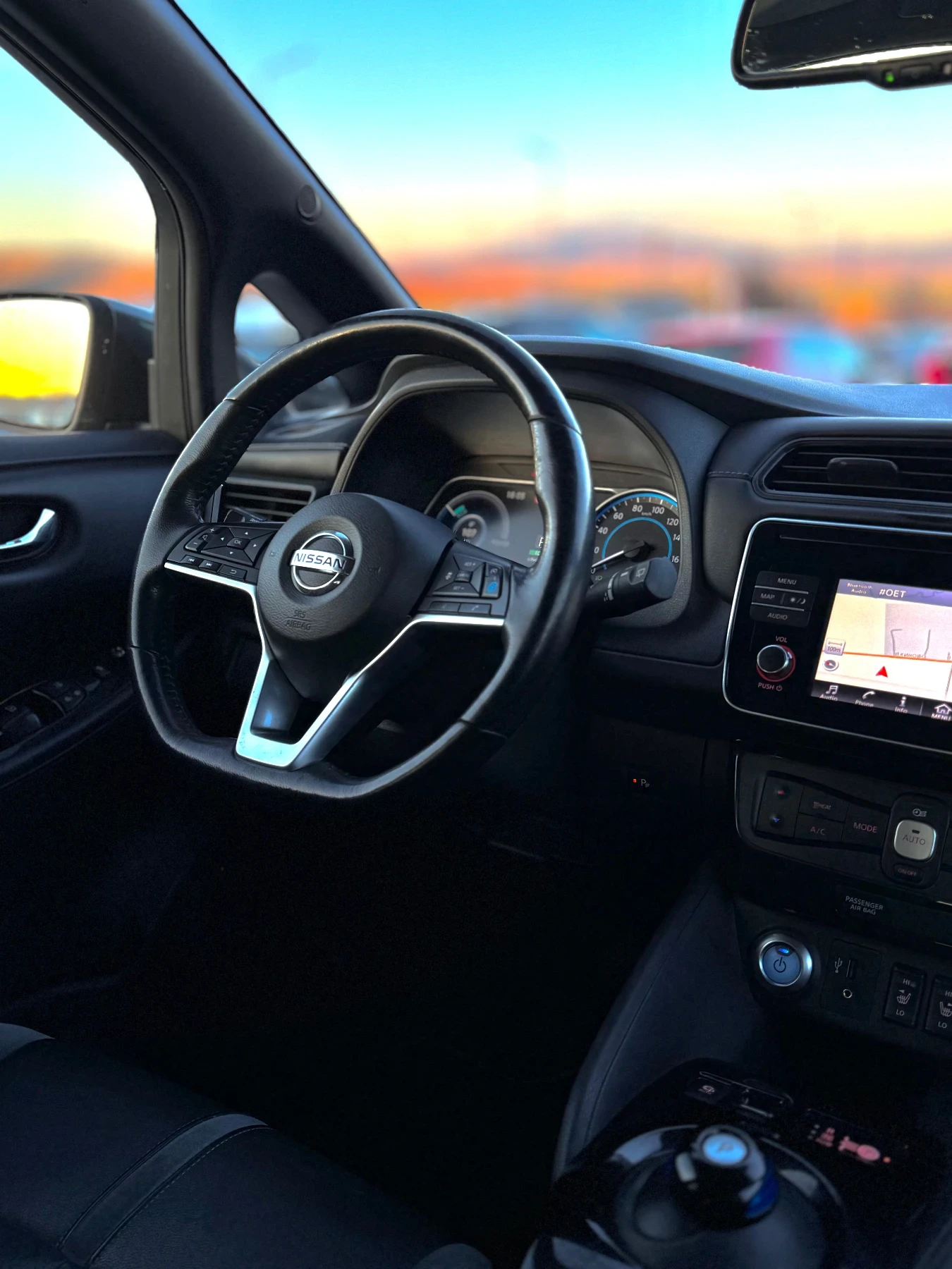 Nissan Leaf  Пълна сервизна история/фул екстра, снимка 8 - Автомобили и джипове - 53819153