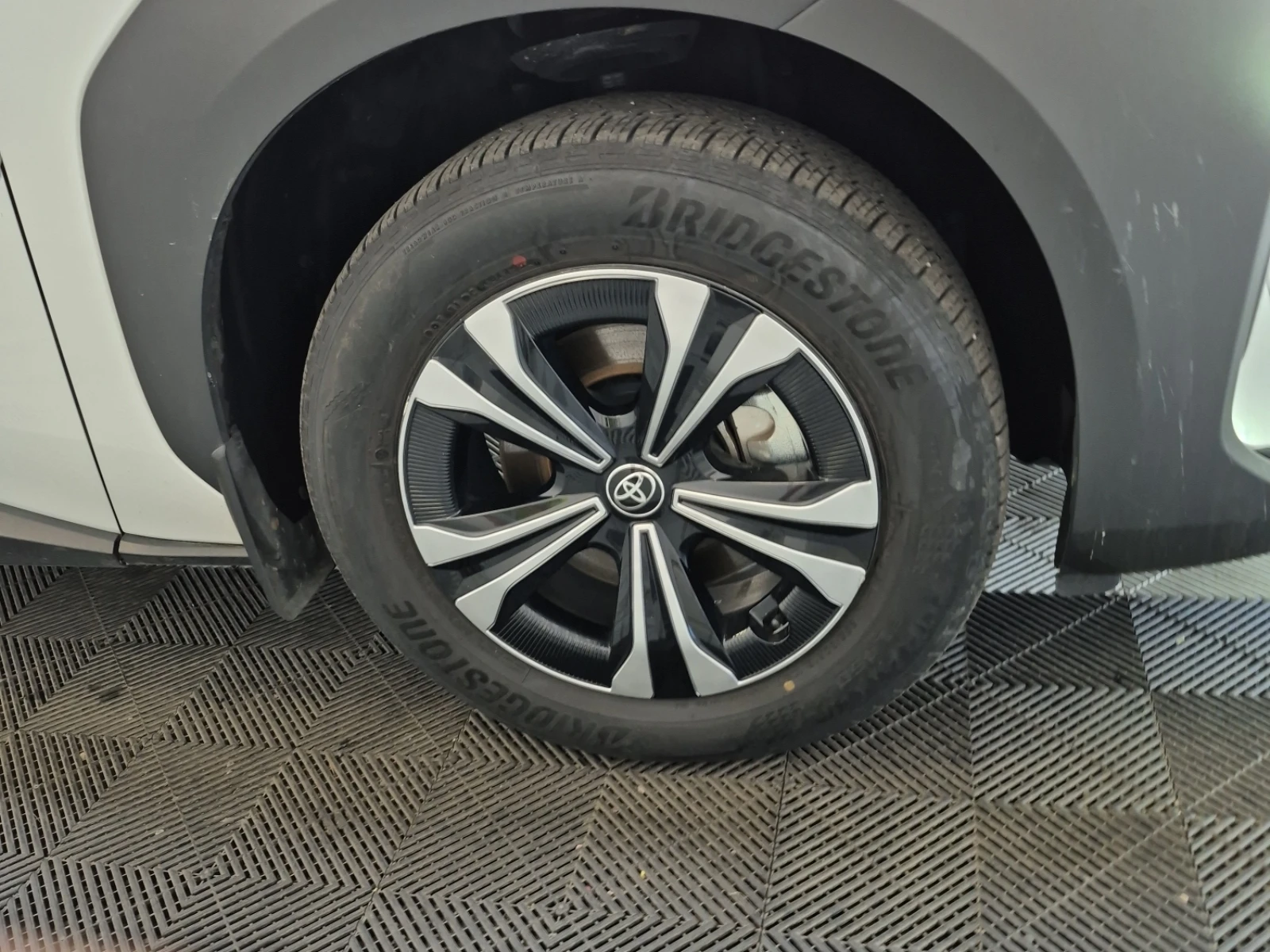 Toyota bZ4X LE, снимка 5 - Автомобили и джипове - 54934619