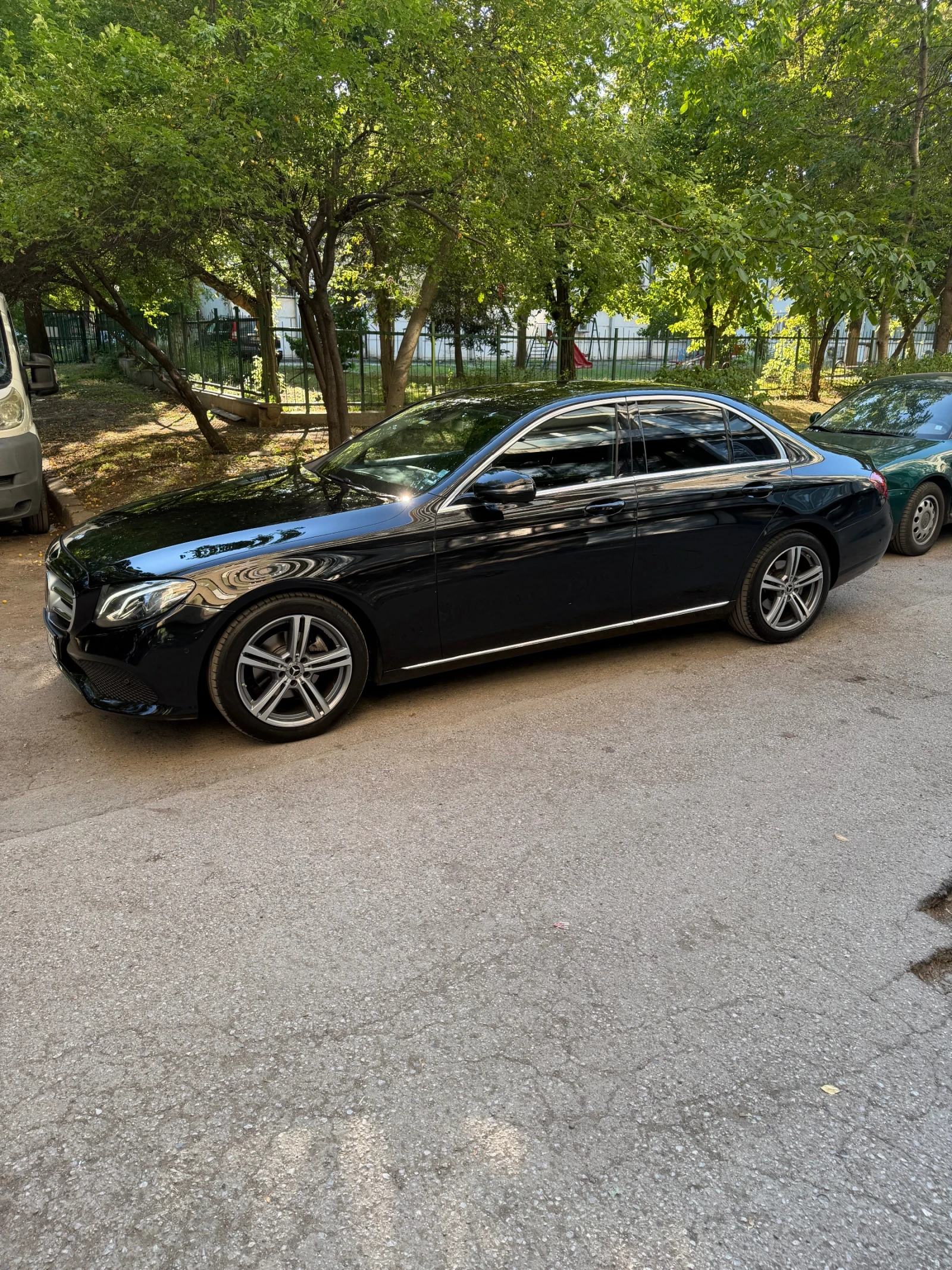 Mercedes-Benz E 220, снимка 4 - Автомобили и джипове - 55531578