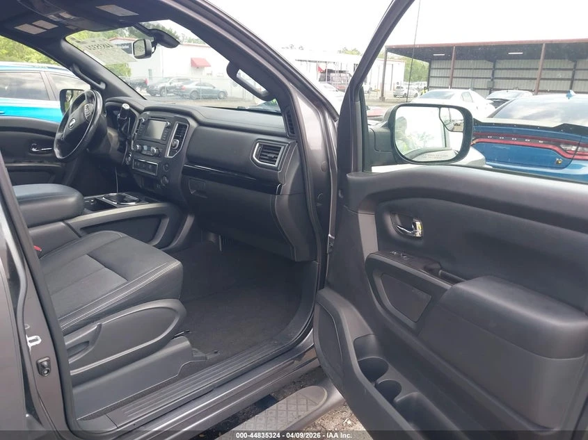 Nissan Titan crew cab 5.6l Titan Sv, снимка 5 - Автомобили и джипове - 54360857