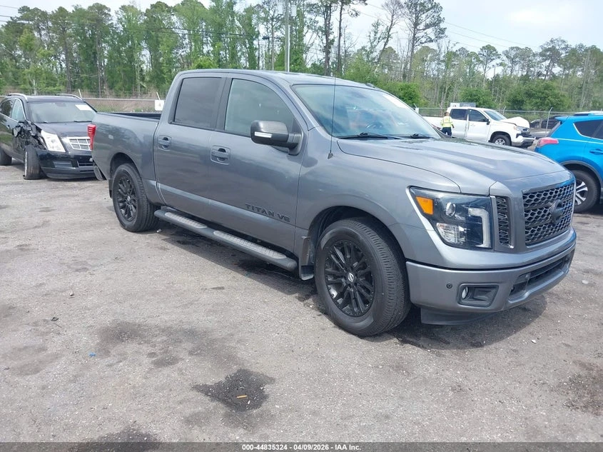 Nissan Titan crew cab 5.6l Titan Sv