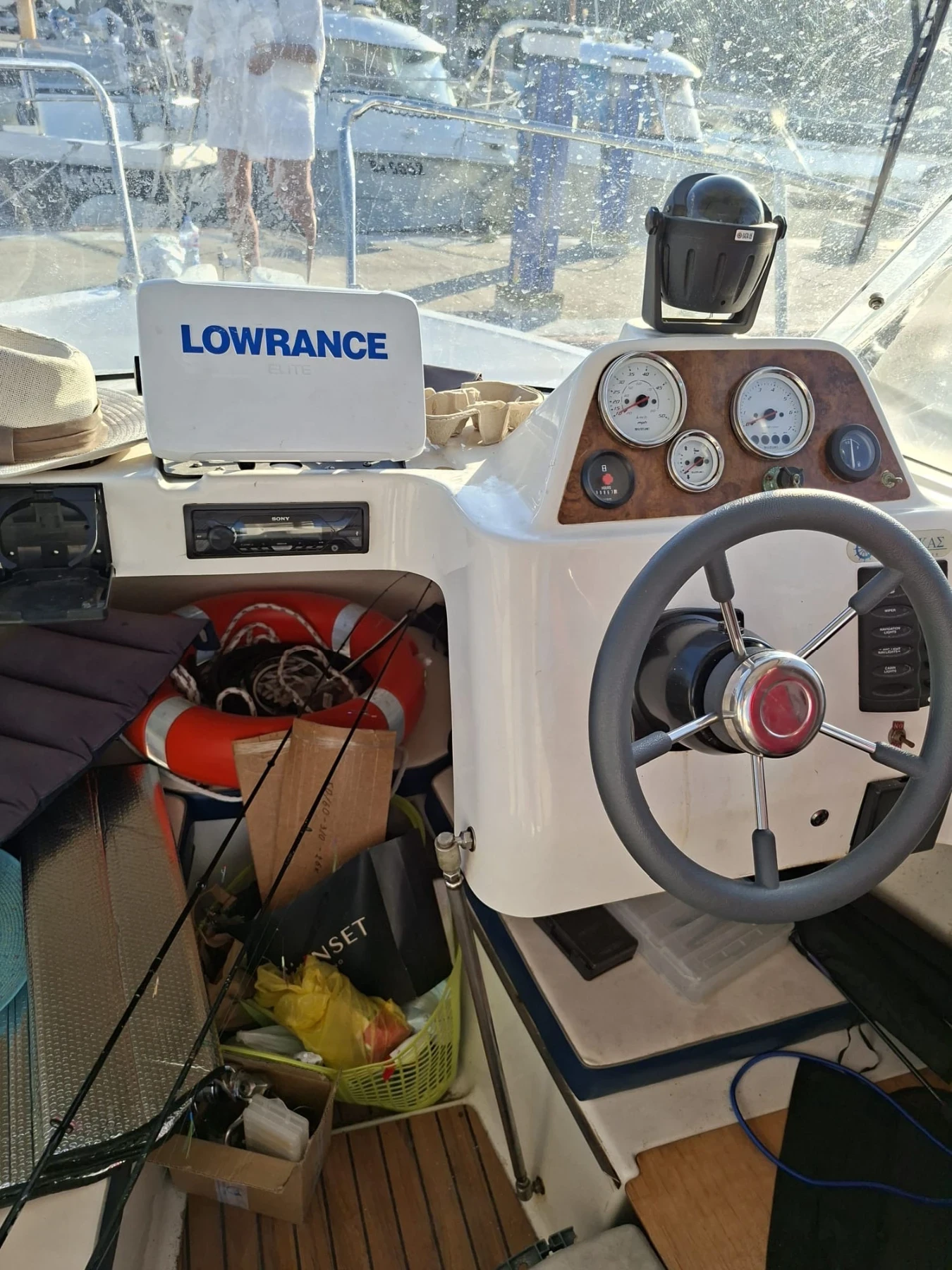 Моторна яхта Quicksilver 620, снимка 7 - Воден транспорт - 56432183
