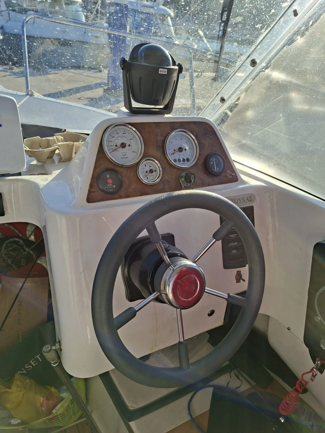 Моторна яхта Quicksilver 620, снимка 8 - Воден транспорт - 56432183
