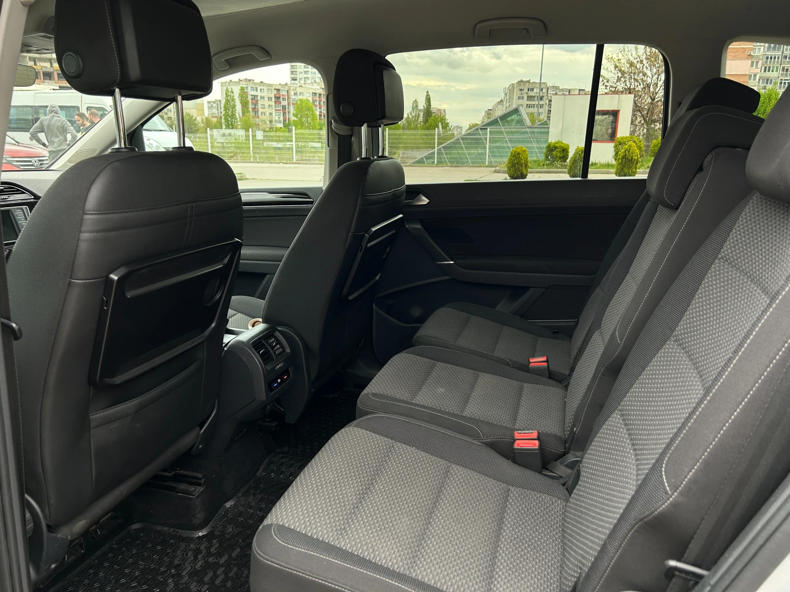 VW Touran 7 места, DSG7, TDI, добри гуми - изображение 6