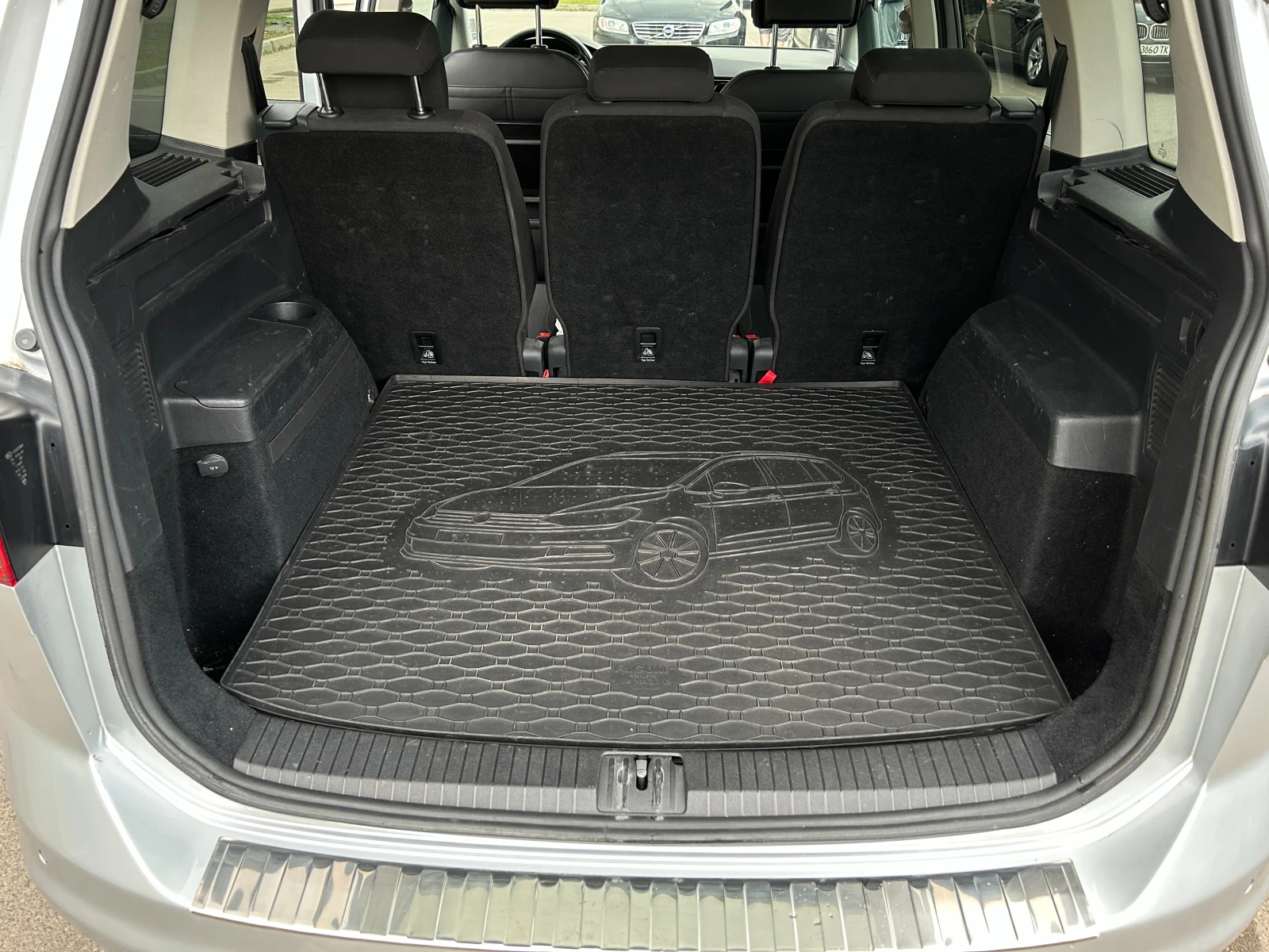 VW Touran 7 места, DSG7, TDI, добри гуми - изображение 9