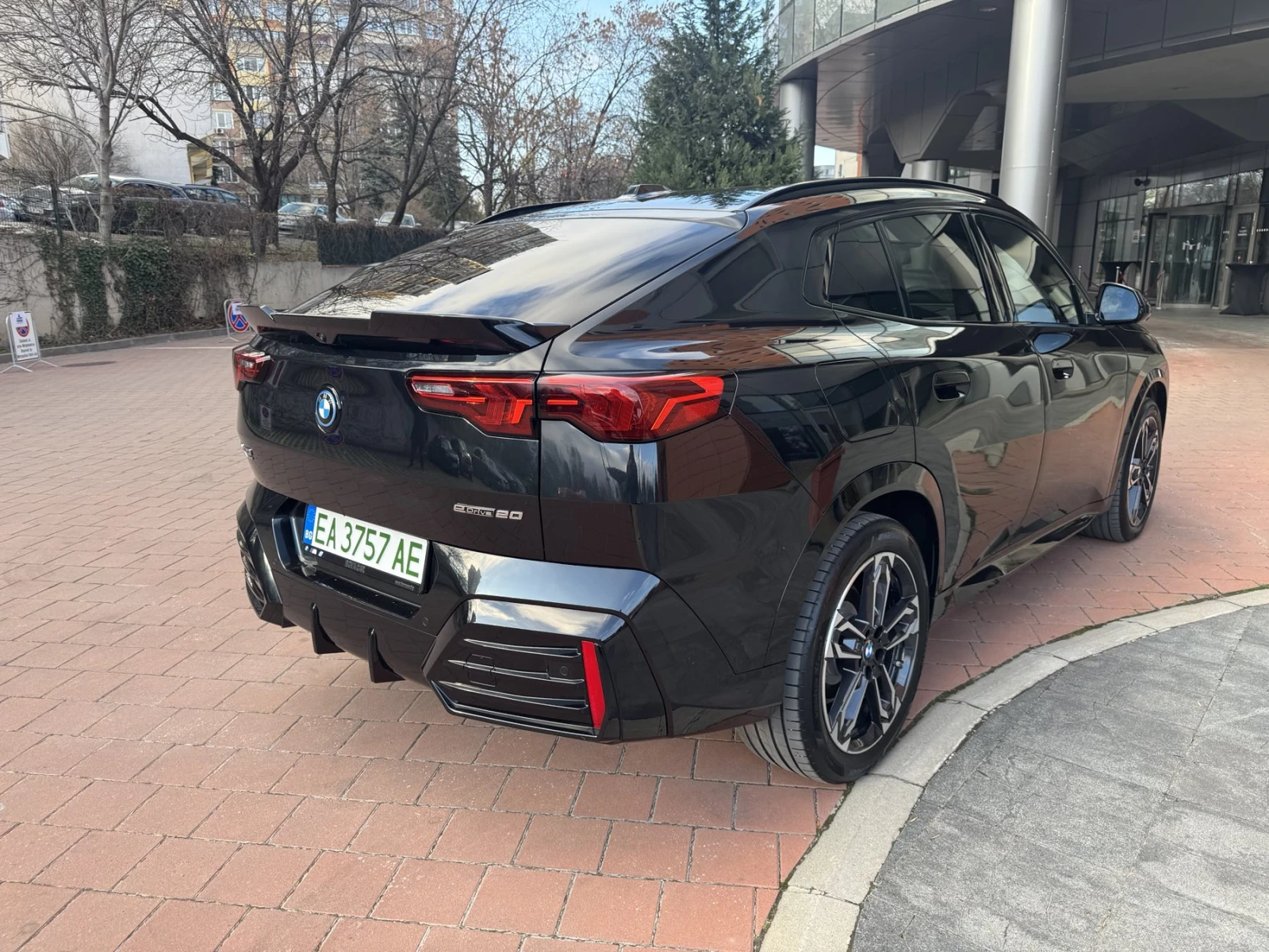 BMW iX2 eDrive20 - изображение 8