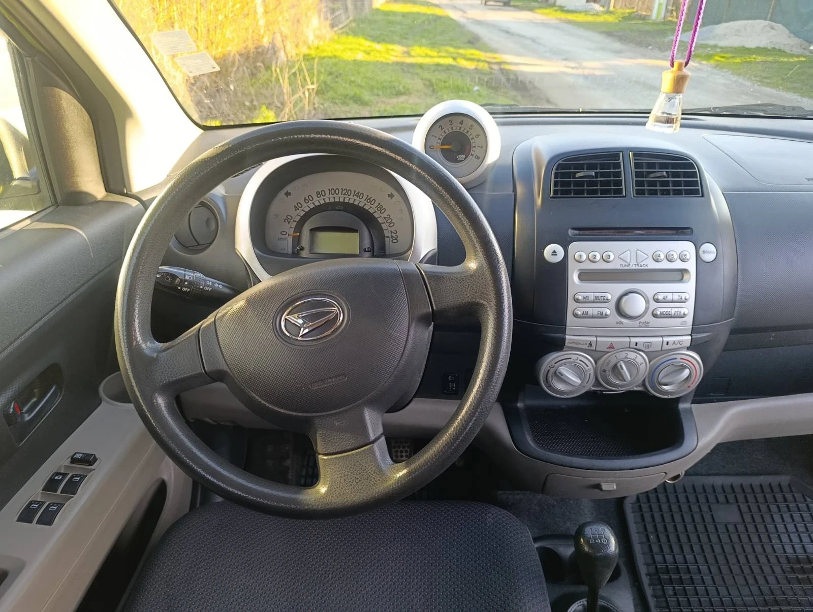 Daihatsu Sirion -, снимка 4 - Автомобили и джипове - 54150319