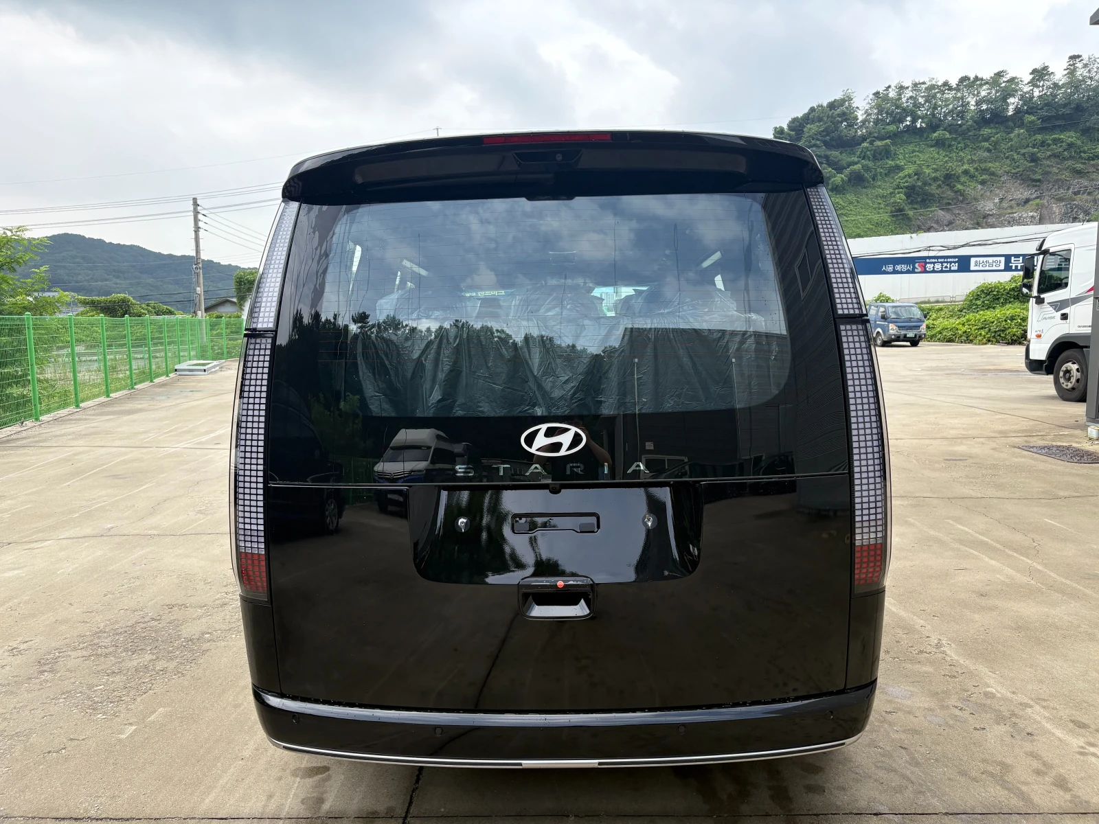 Hyundai Staria 1.6 HEV Inspiration* BLIND SPOT* 360* КРАЙНА ЦЕНА, снимка 4 - Автомобили и джипове - 55409117