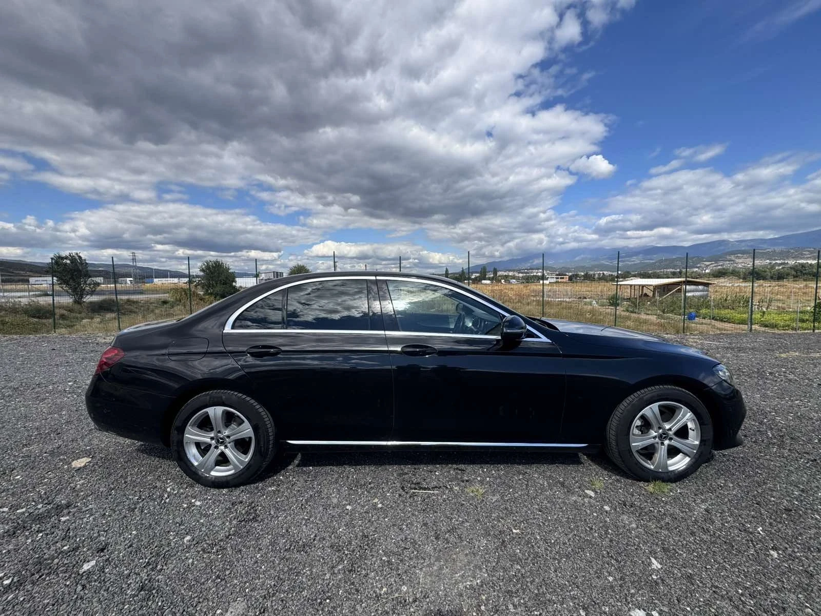 Mercedes-Benz E 220, снимка 4 - Автомобили и джипове - 56214301