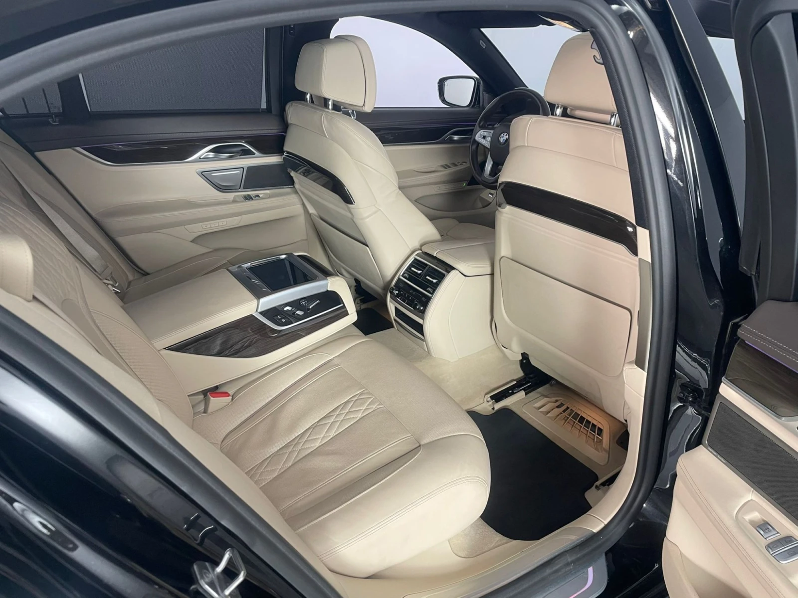 BMW 730 LCI X-drive, снимка 11 - Автомобили и джипове - 56328763