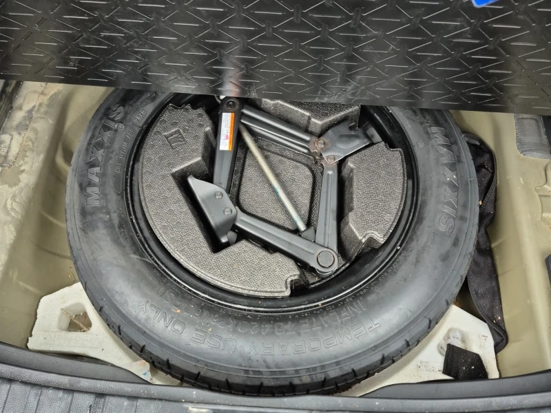 Toyota Rav4 HYBRID XSE * * CARFAX * * АВТО КРЕДИТ * * , снимка 11 - Автомобили и джипове - 52587763