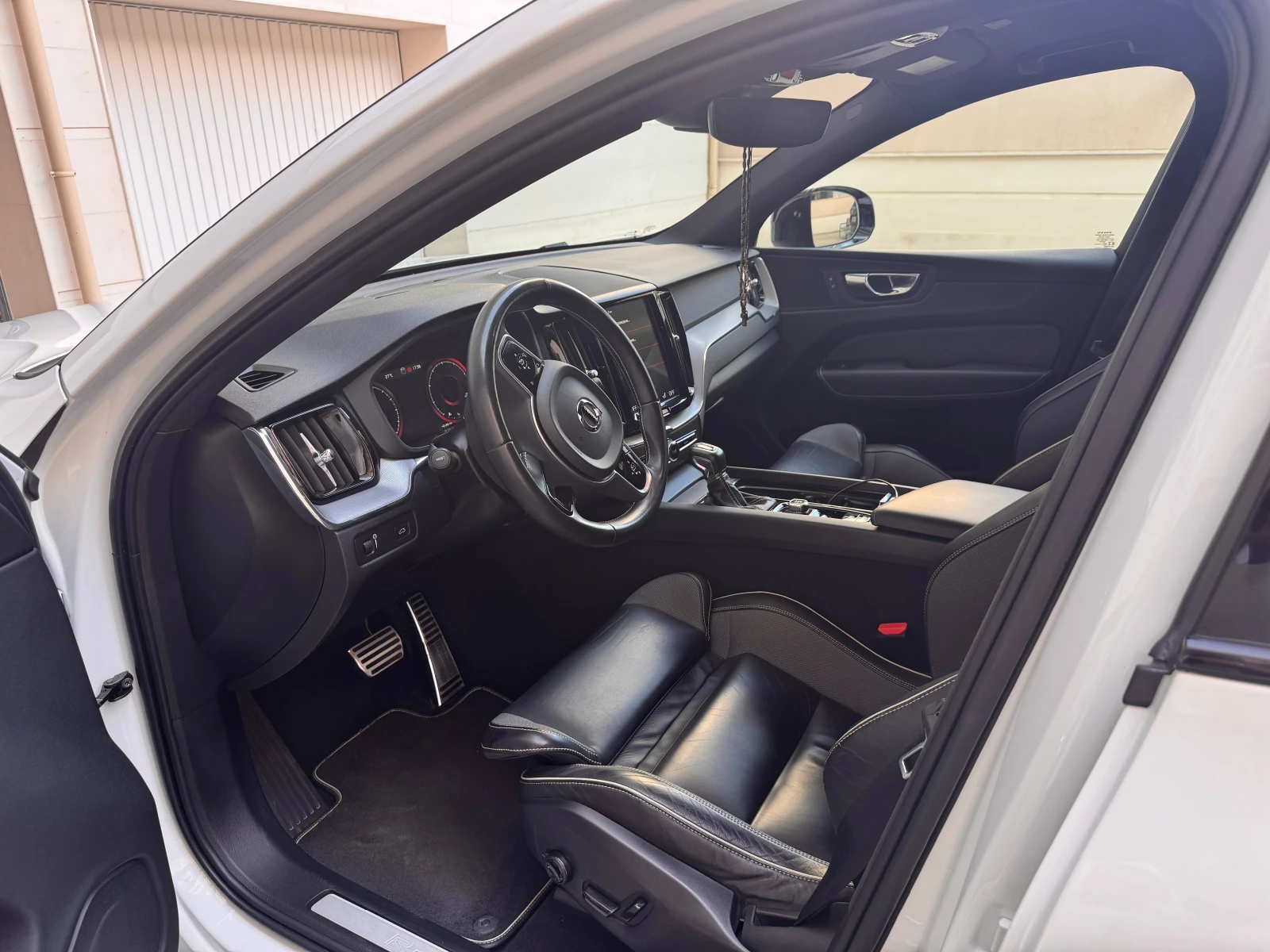 Volvo XC60 T5 R-Design, снимка 10 - Автомобили и джипове - 56014173