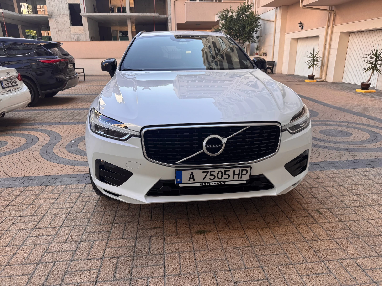 Volvo XC60 T5 R-Design, снимка 3 - Автомобили и джипове - 56014173