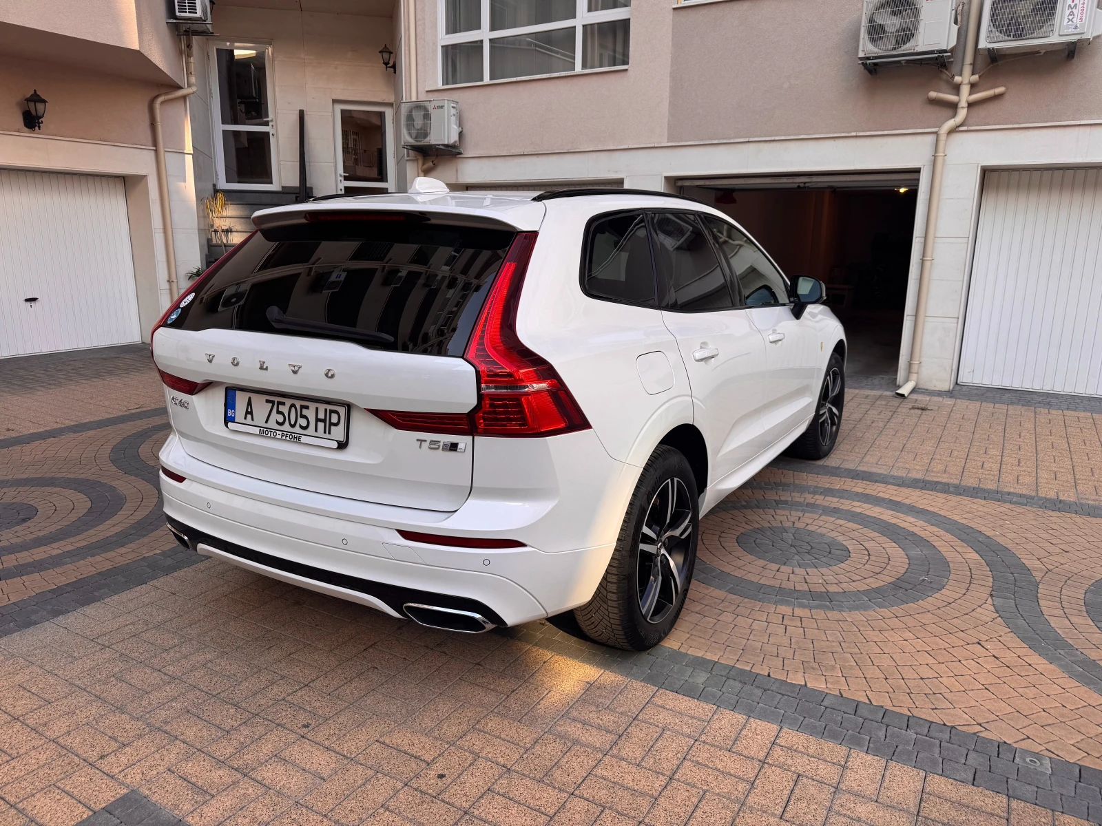 Volvo XC60 T5 R-Design, снимка 5 - Автомобили и джипове - 56014173