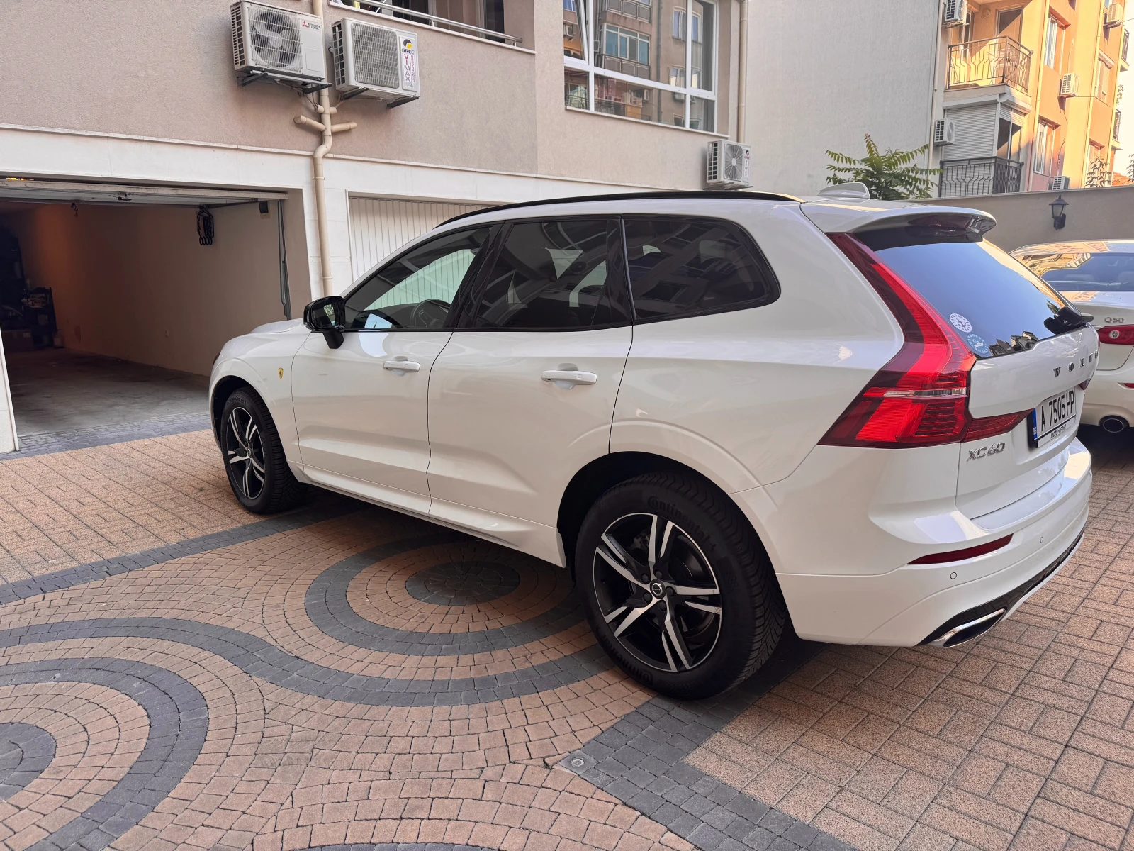 Volvo XC60 T5 R-Design, снимка 4 - Автомобили и джипове - 56014173