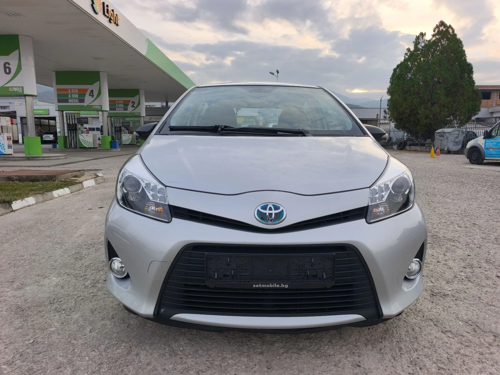 Toyota Yaris 1.5HYBRID LOUNGE FULL SERVICE IN TOYOTA NEW  | Mobile.bg — изображение 2