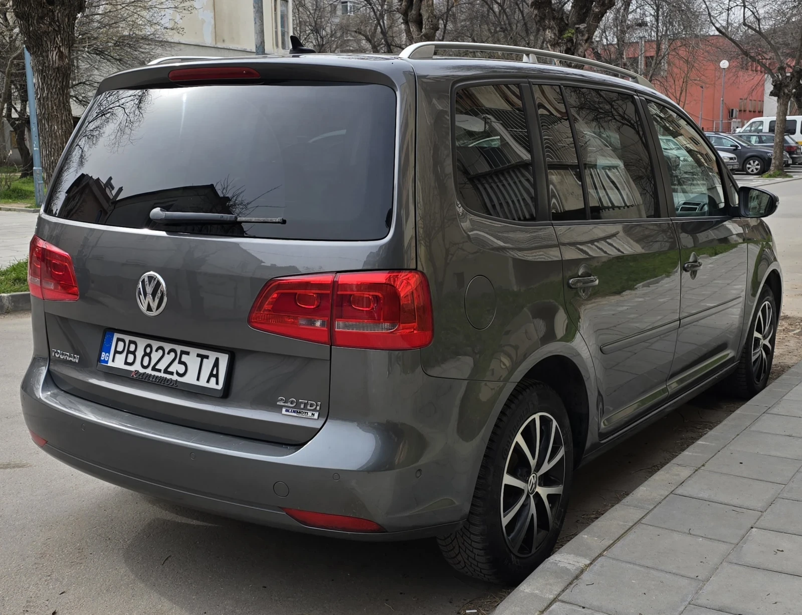 VW Touran 2.0 TDI, снимка 5 - Автомобили и джипове - 53734598