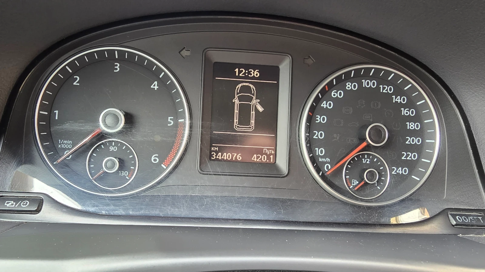 VW Touran 2.0 TDI, снимка 17 - Автомобили и джипове - 53734598