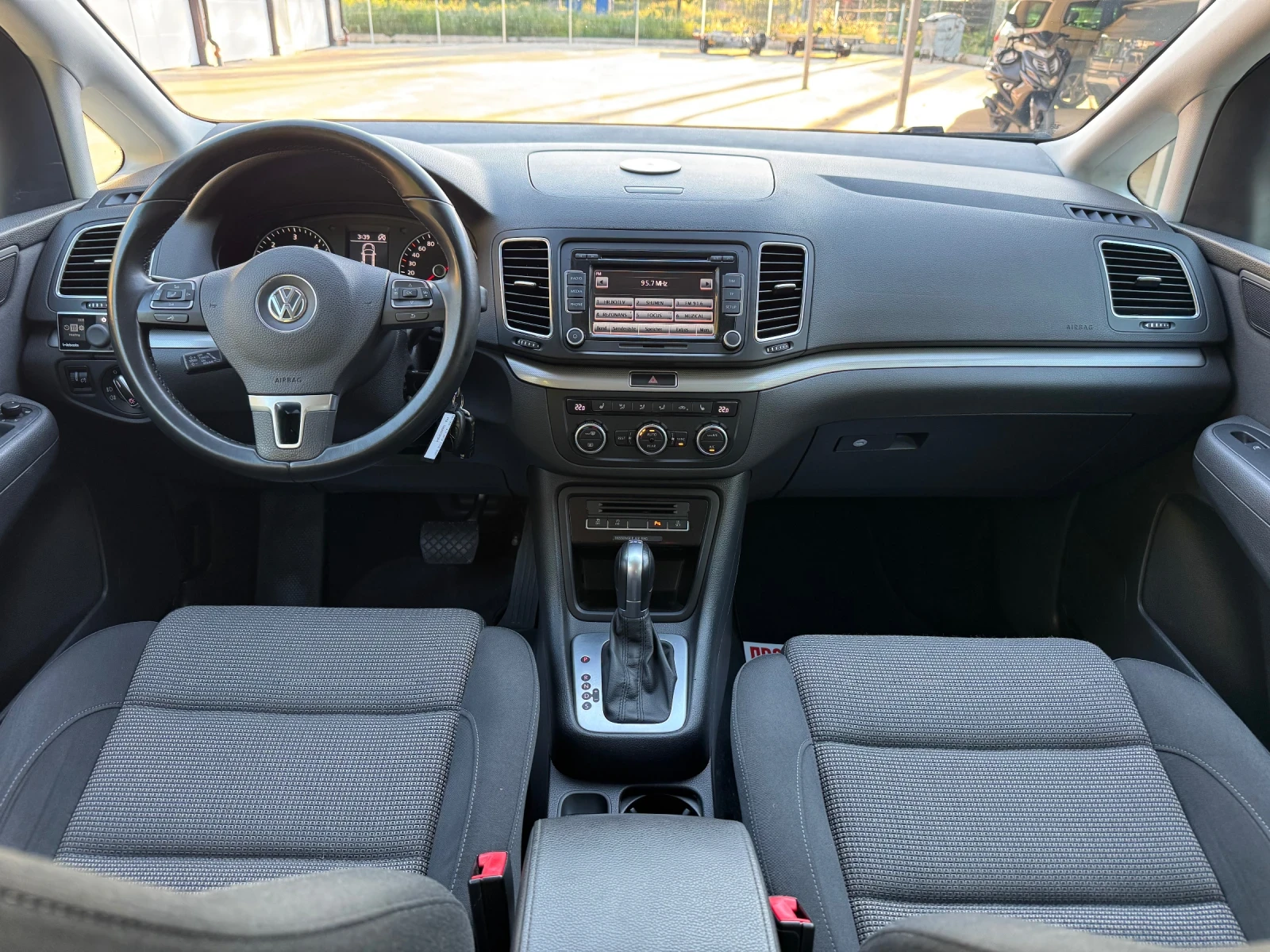 VW Sharan * 2.0TDI* DSG* HIGHLINE* NAVI* , снимка 12 - Автомобили и джипове - 54683145