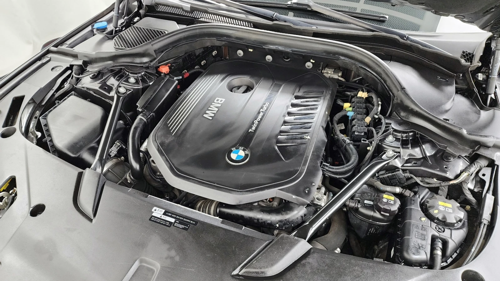 BMW 6 GT 640i xDrive Luxury | HUD | 360  Камера | Soft Clos, снимка 5 - Автомобили и джипове - 54856880