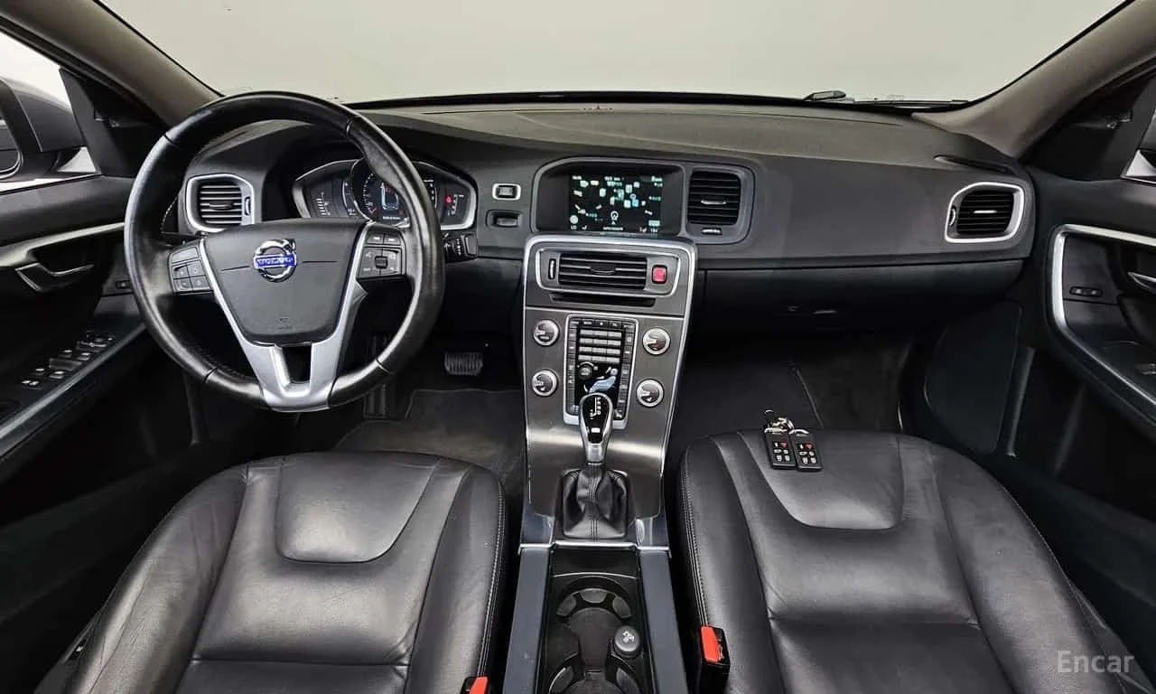 Volvo S60 D3| PANO| ПОДГРЕВИ| КАМЕРА| 2 КЛЮЧА| , снимка 7 - Автомобили и джипове - 56216925