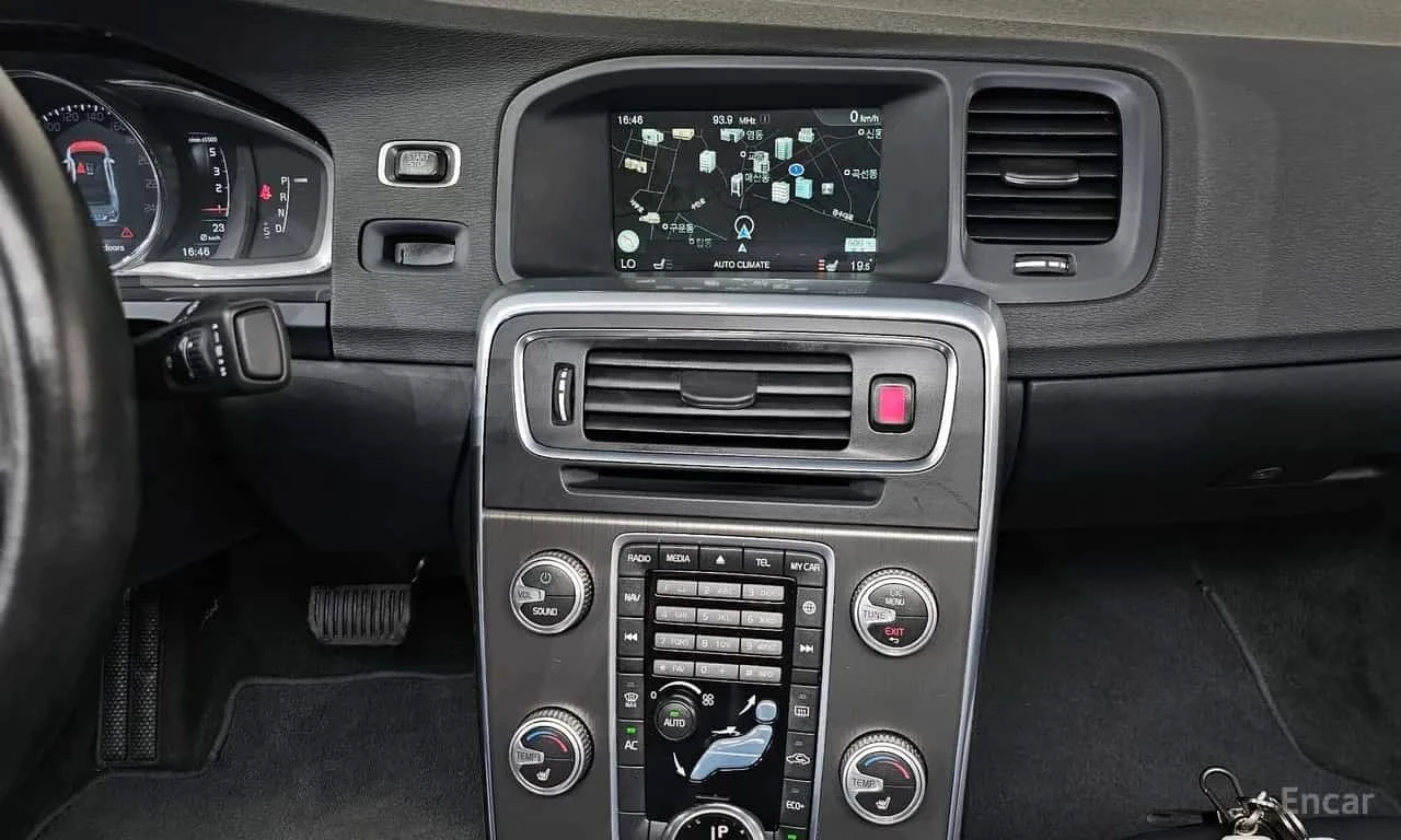 Volvo S60 D3| PANO| ПОДГРЕВИ| КАМЕРА| 2 КЛЮЧА| , снимка 14 - Автомобили и джипове - 56216925