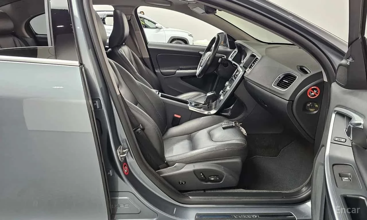 Volvo S60 D3| PANO| ПОДГРЕВИ| КАМЕРА| 2 КЛЮЧА| , снимка 11 - Автомобили и джипове - 56216925