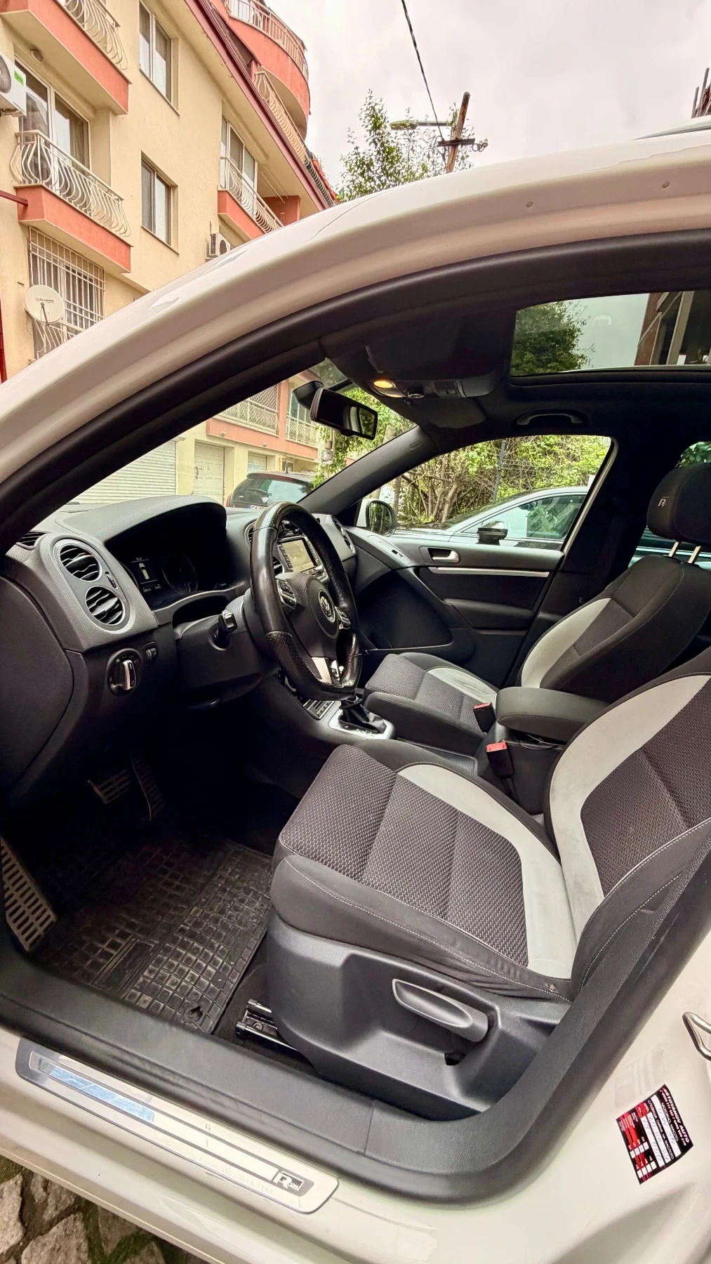 VW Tiguan 2.0 TDI R-Line/ DSG / DynAudio / DCC , снимка 10 - Автомобили и джипове - 54607727