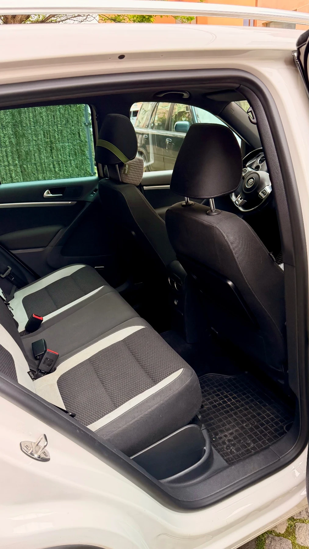 VW Tiguan 2.0 TDI R-Line/ DSG / DynAudio / DCC , снимка 12 - Автомобили и джипове - 54607727
