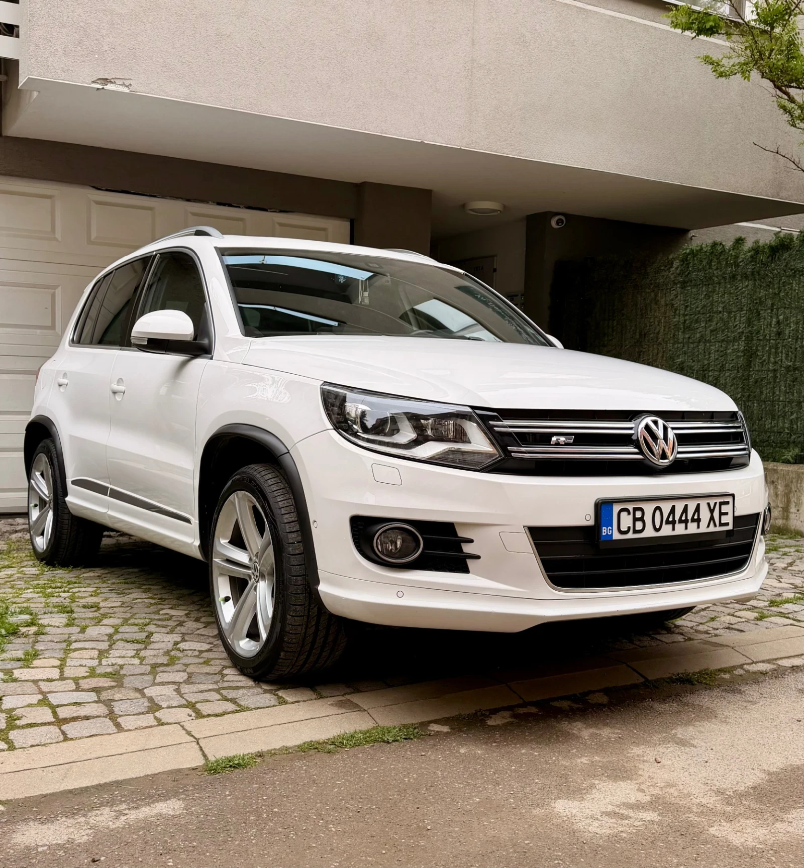 VW Tiguan 2.0 TDI R-Line/ DSG / DynAudio / DCC , снимка 2 - Автомобили и джипове - 54607727