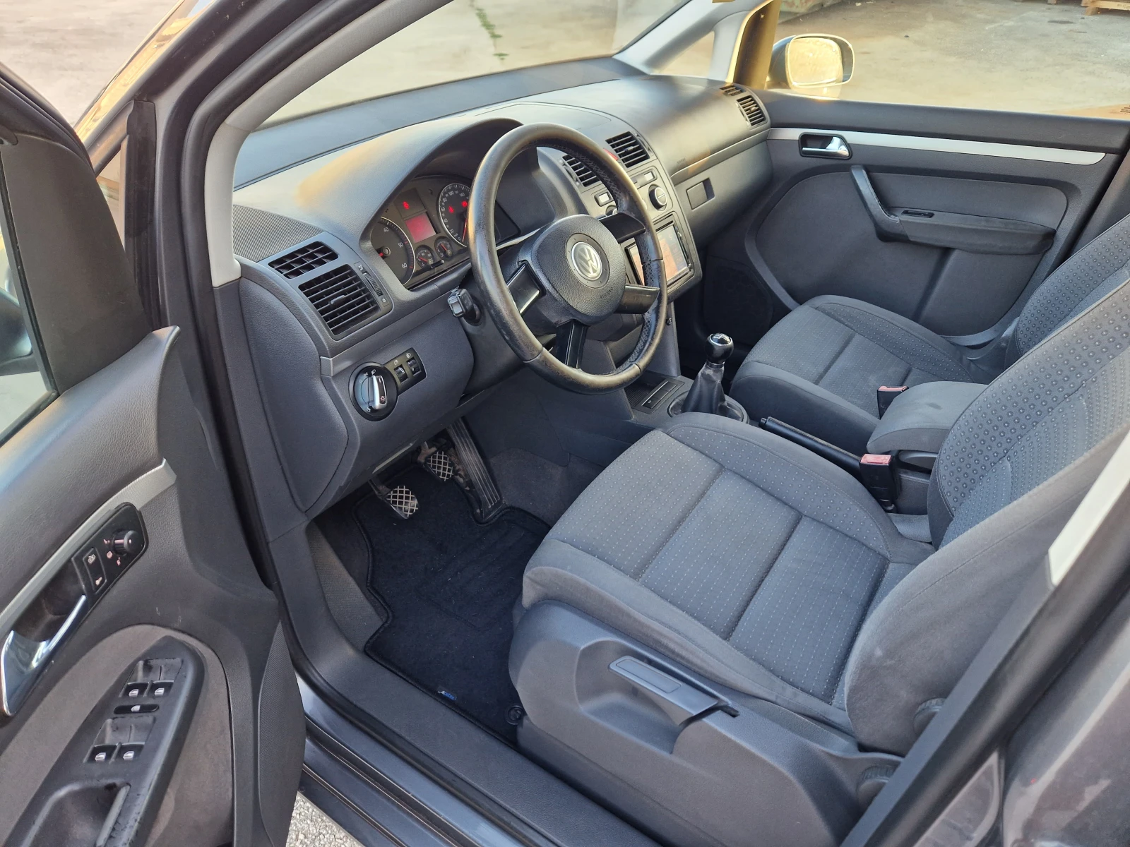 VW Touran 1.9TDI-7 местен/Navi/Климатроник. - изображение 9