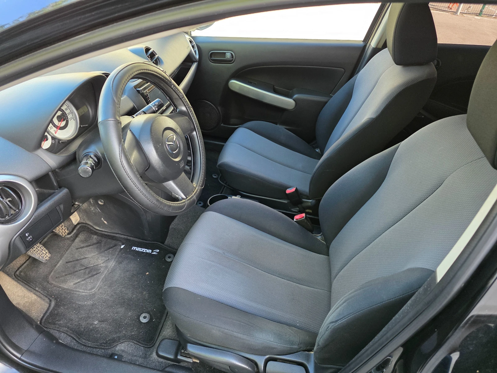 Mazda 2 1.3 i Ce PRO 75кс, снимка 9 - Автомобили и джипове - 54710392