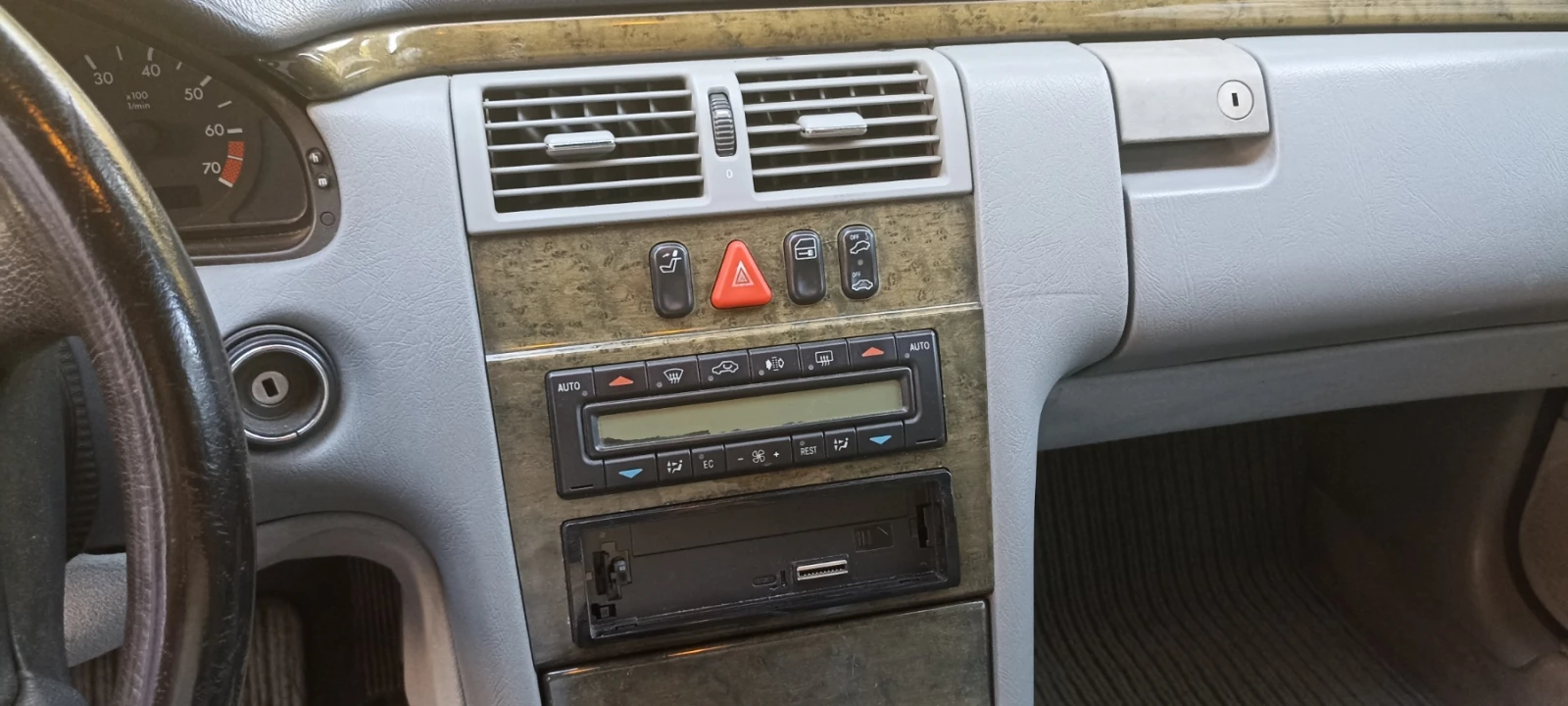 Mercedes-Benz E 200 Avantgarde, снимка 8 - Автомобили и джипове - 56113617