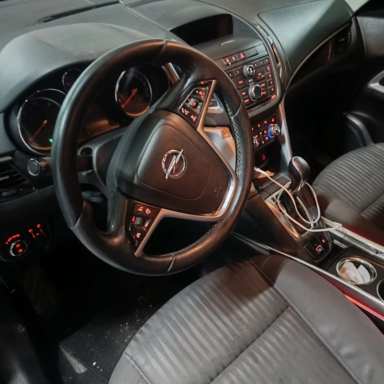 Opel Zafira 2.0 cdti, снимка 9 - Автомобили и джипове - 56243529