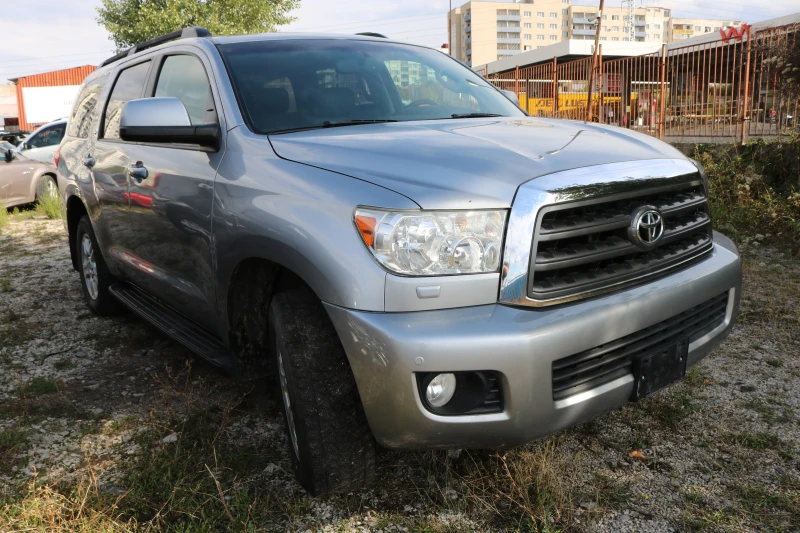 Toyota Sequoia SR5 5.7 V8 4x4, снимка 2 - Автомобили и джипове - 47280044