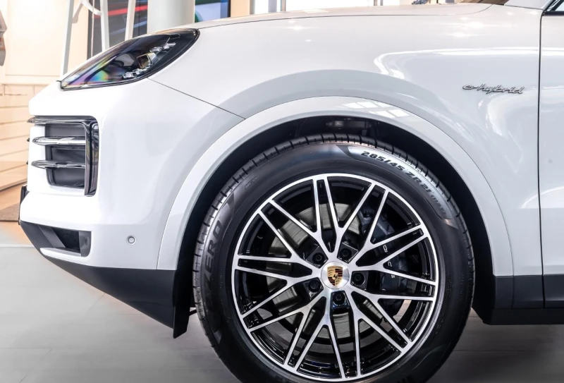 Porsche Cayenne E-HYBRID/FACELIFT/BOSE/MATRIX/PANO/SPORT CHORNO/, снимка 4 - Автомобили и джипове - 51882061