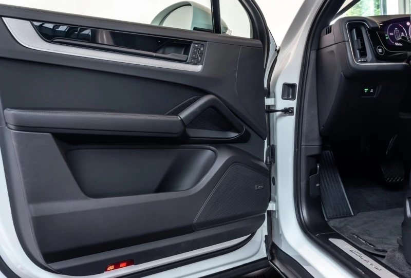 Porsche Cayenne E-HYBRID/FACELIFT/BOSE/MATRIX/PANO/SPORT CHORNO/, снимка 8 - Автомобили и джипове - 51882061