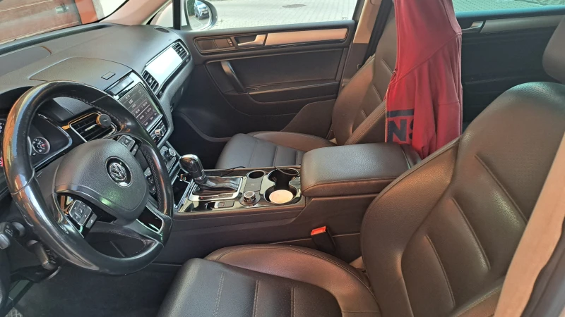 VW Touareg, снимка 7 - Автомобили и джипове - 52448799