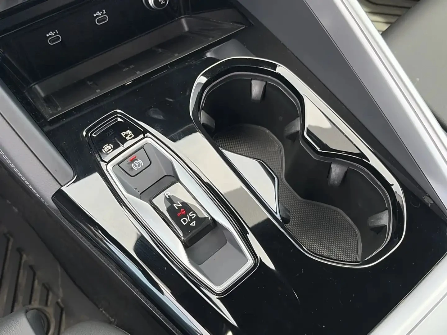 Audi Q5 S-Line * Black Pkg * AвтоКредит * (ЦЕНА ДО БГ), снимка 12 - Автомобили и джипове - 54895641