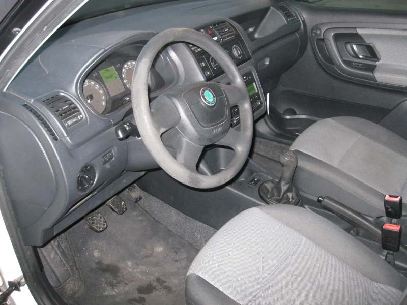Skoda Fabia 1.6 tdi 90 кс, снимка 12 - Автомобили и джипове - 52237888