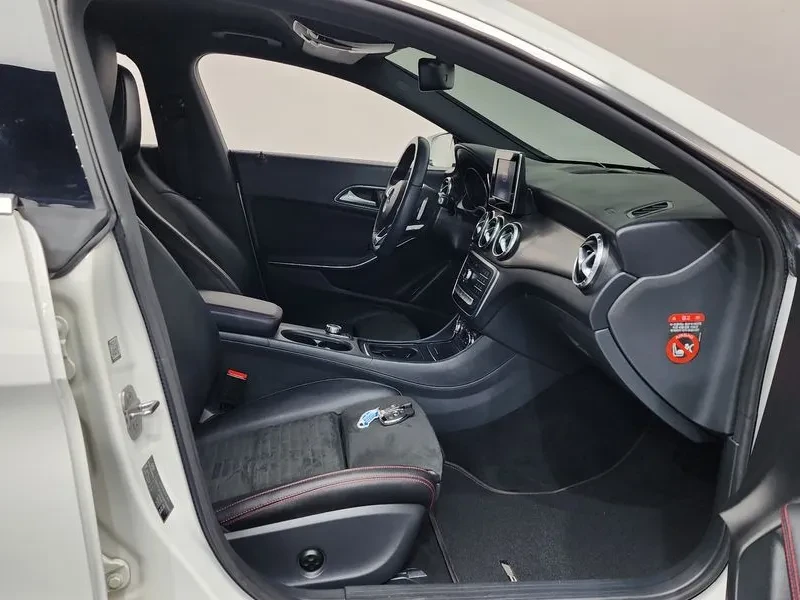 Mercedes-Benz CLA 2.5, снимка 11 - Автомобили и джипове - 54287845