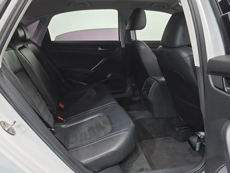 VW Passat 2.0 TDI, снимка 12 - Автомобили и джипове - 54298571