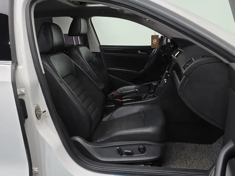 VW Passat 2.0 TDI, снимка 11 - Автомобили и джипове - 54298571