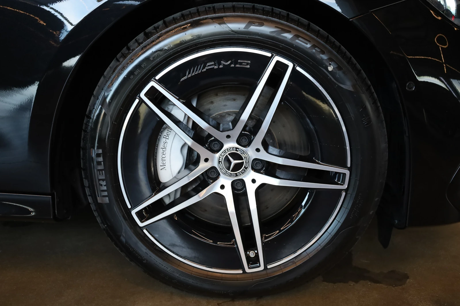 Mercedes-Benz E 220 NEW MODEL* AMG LINE* PANO* , снимка 5 - Автомобили и джипове - 55741465